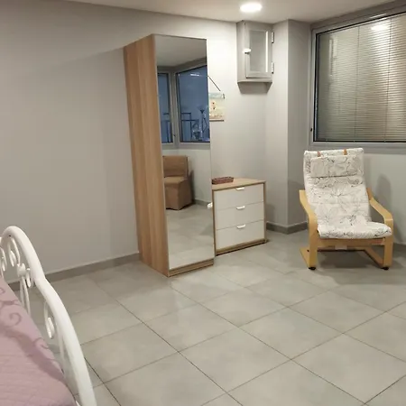 Cozy Apartment Near To The Airport Kouvarás Kamer foto